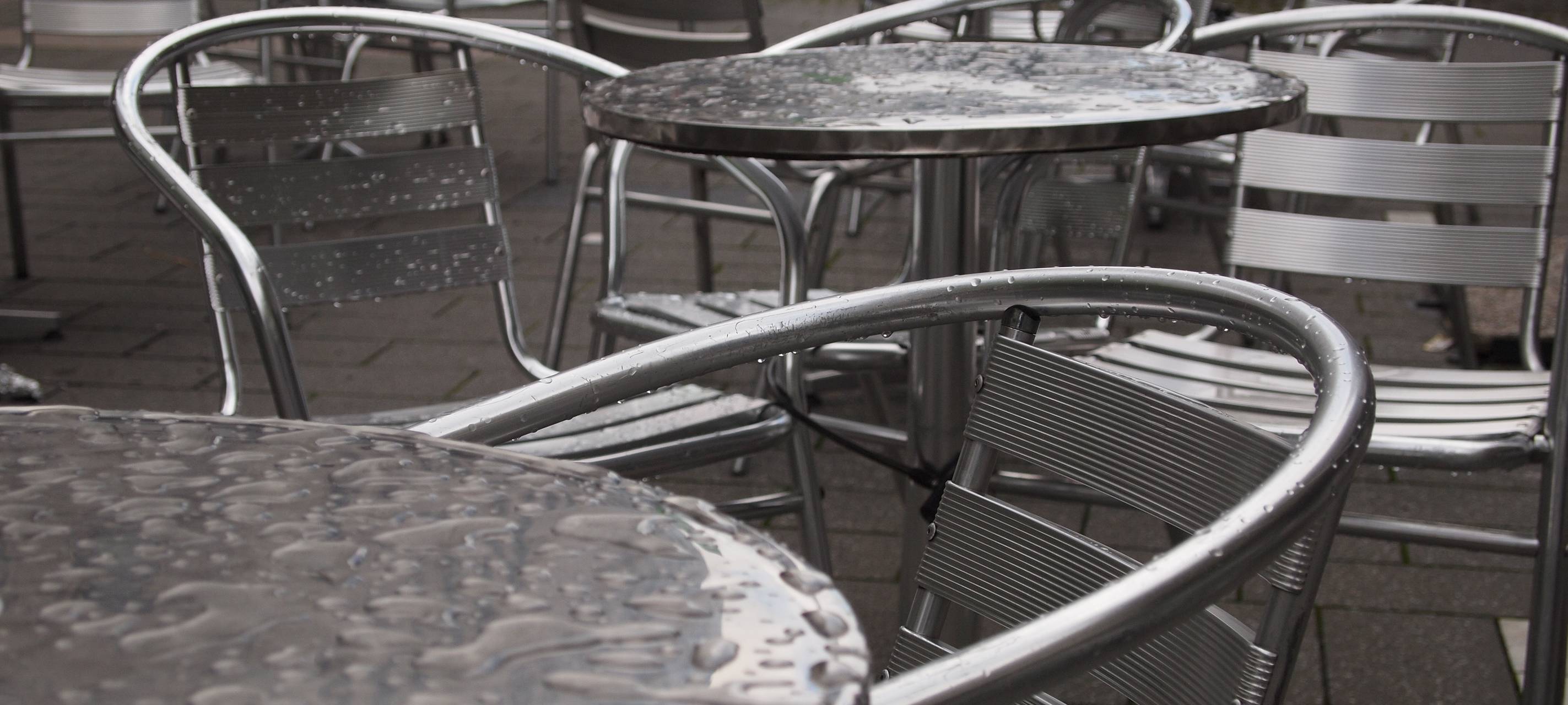 Protest mit hunderten leeren Stühlen