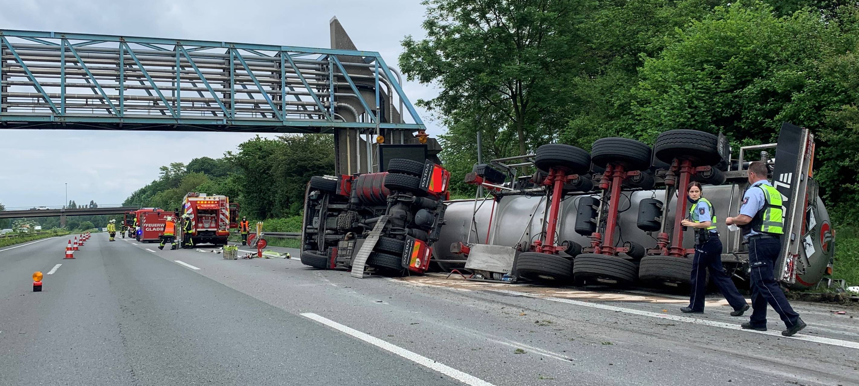 Gefahrgut-LKW umgekippt: A2 gesperrt