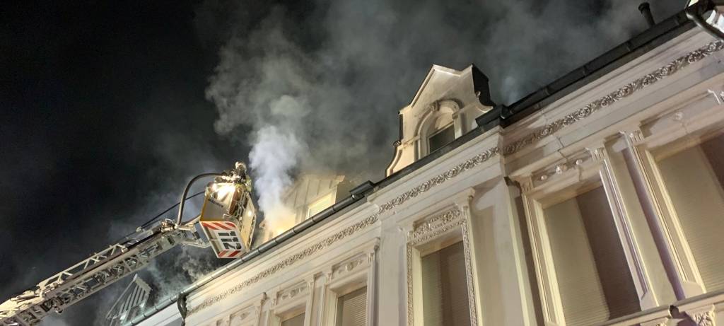 Zwei Verletzte bei Brand in Dachgeschosswohnung