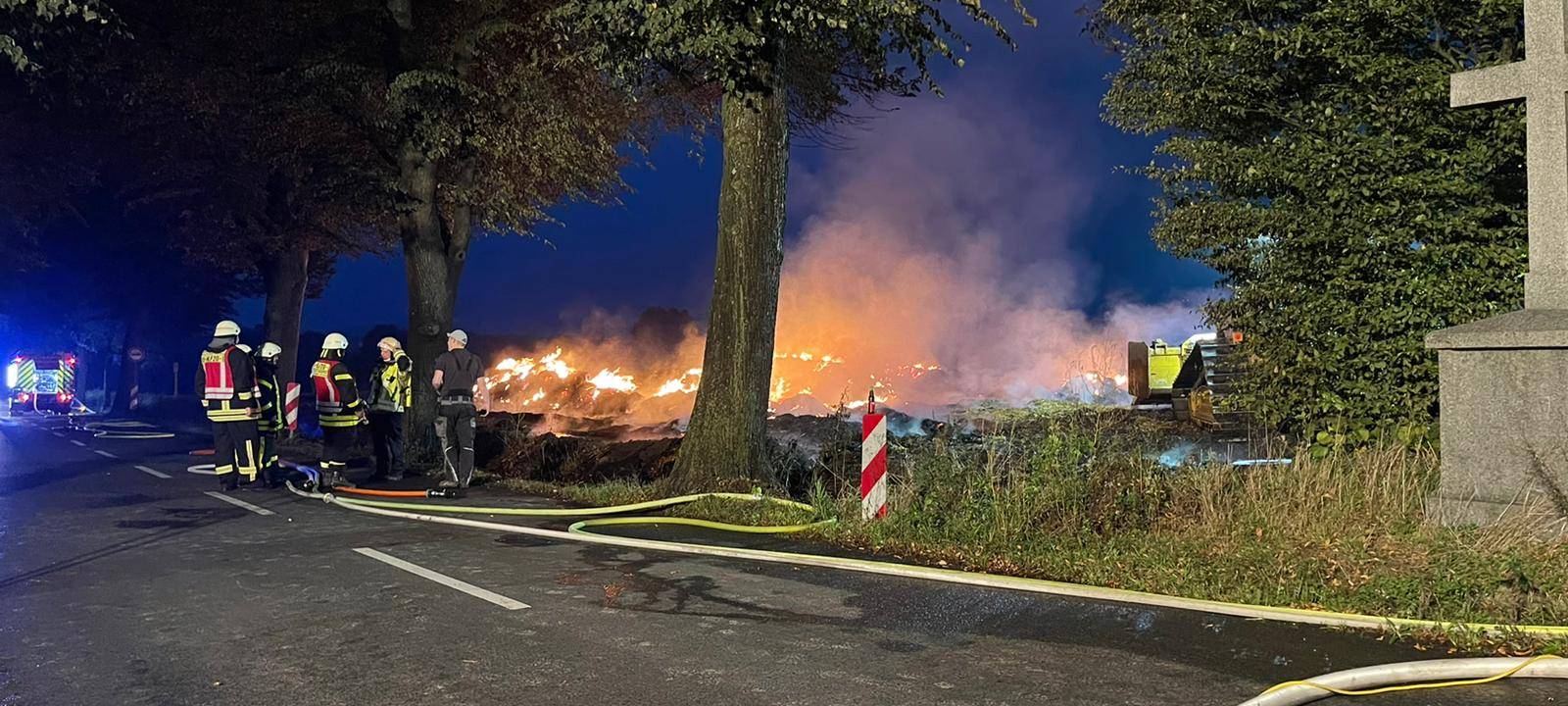 Heuballen brennen: Feuerwehreinsatz an der Esseler Straße