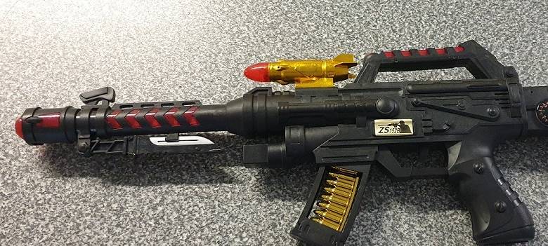 12-Jähriger zielt mit Sturmgewehr auf Zug