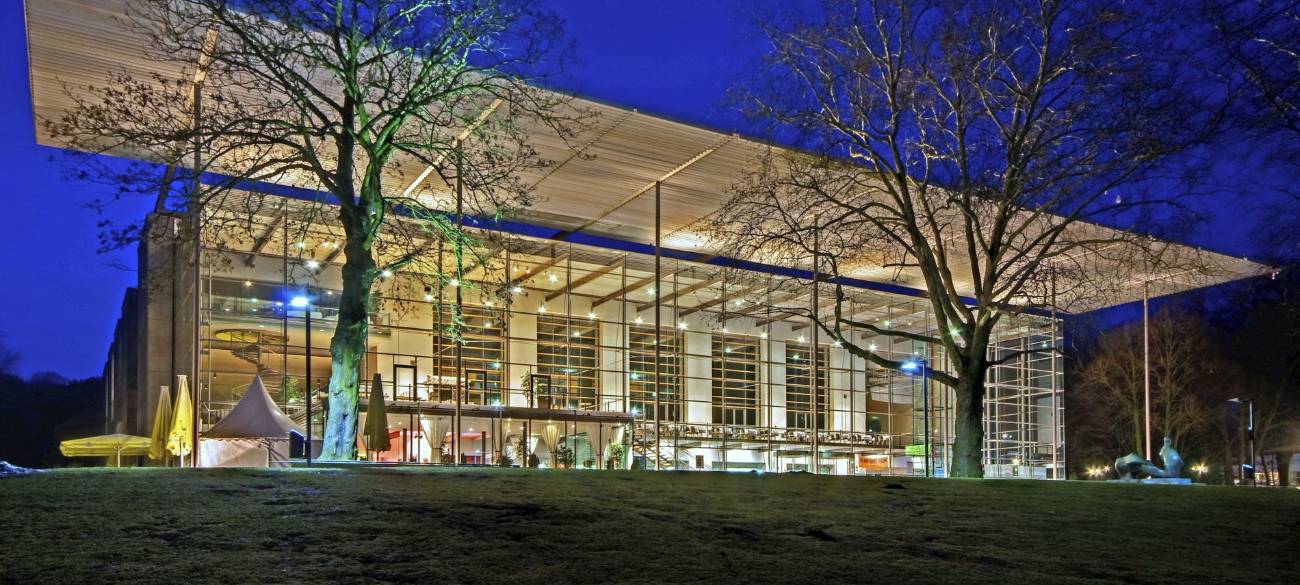 Das Recklinghäuser Ruhrfestspielhaus - angestrahlt bei Nacht.