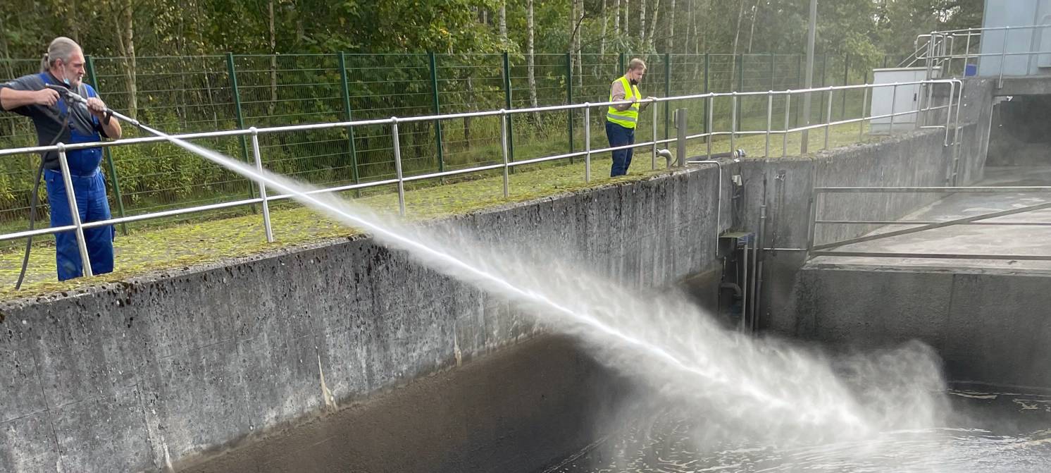 Unbekannte kippen Altöl in Regenrückhaltebecken