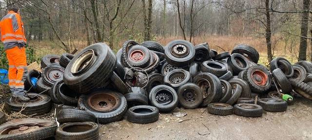 Tonnenweise illegal entsorgte alte Reifen