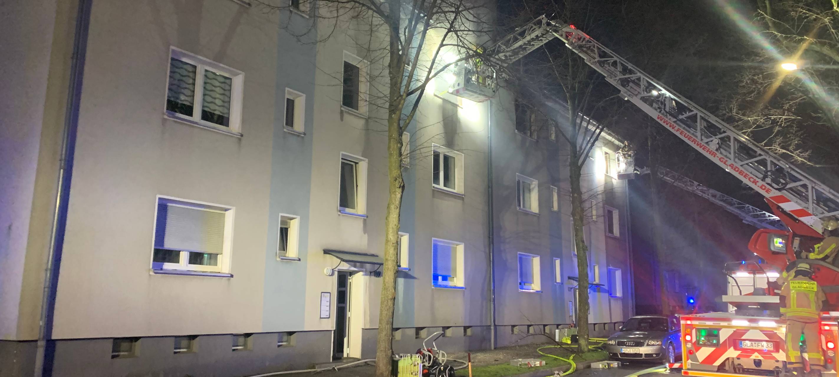 Feuerwehr rettet Menschen und Katzen aus brennender Wohnung