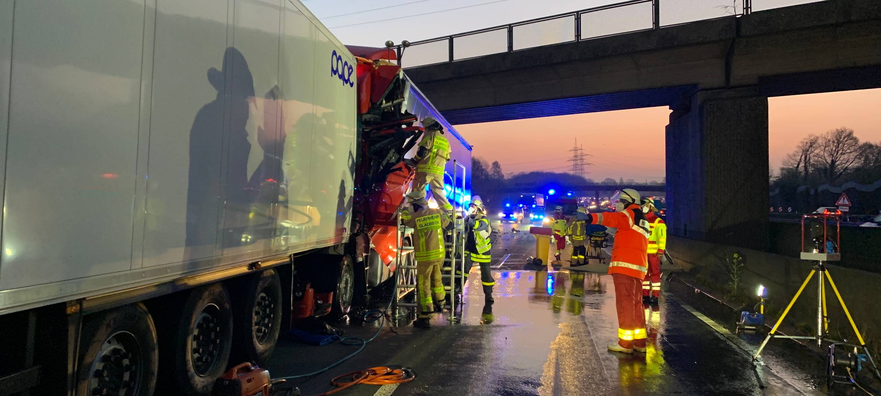 A2 und A31 nach schweren LKW-Unfällen fast komplett frei