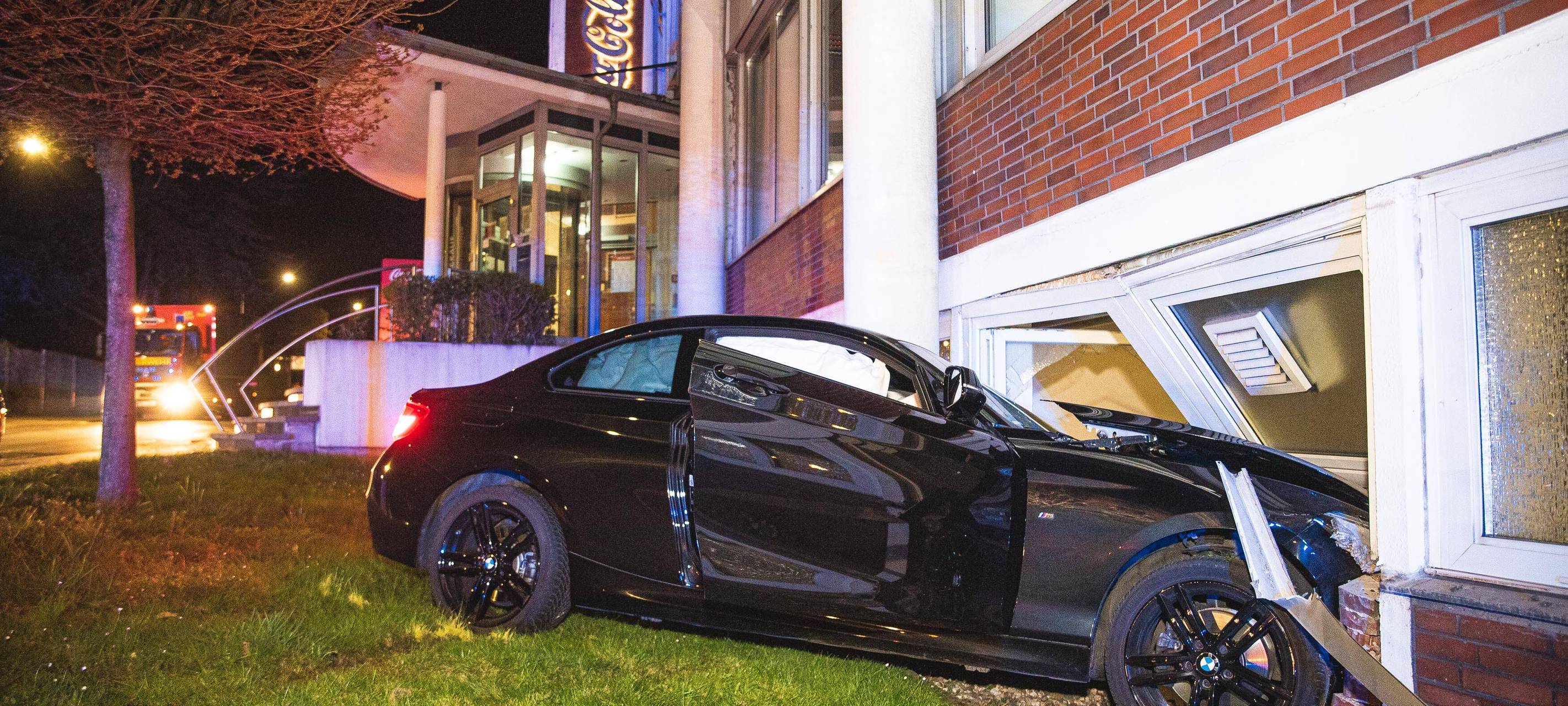 Auto durchbricht Hausfassade bei Coca Cola