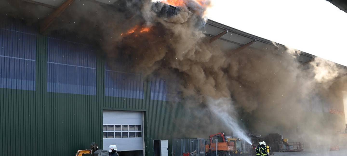 Dichte Rauchwolken im Kreis nach Großbrand in Reken