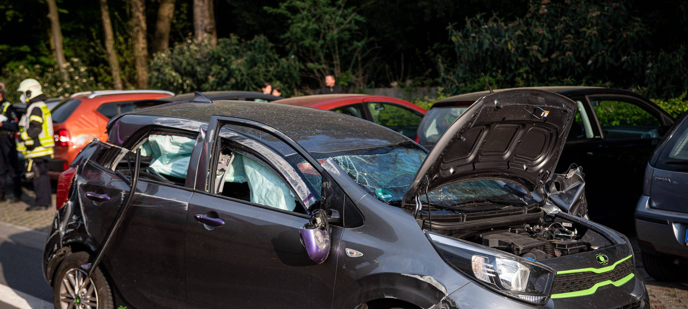 Auto überschlägt sich nach schwerem Unfall mit Rettungswagen