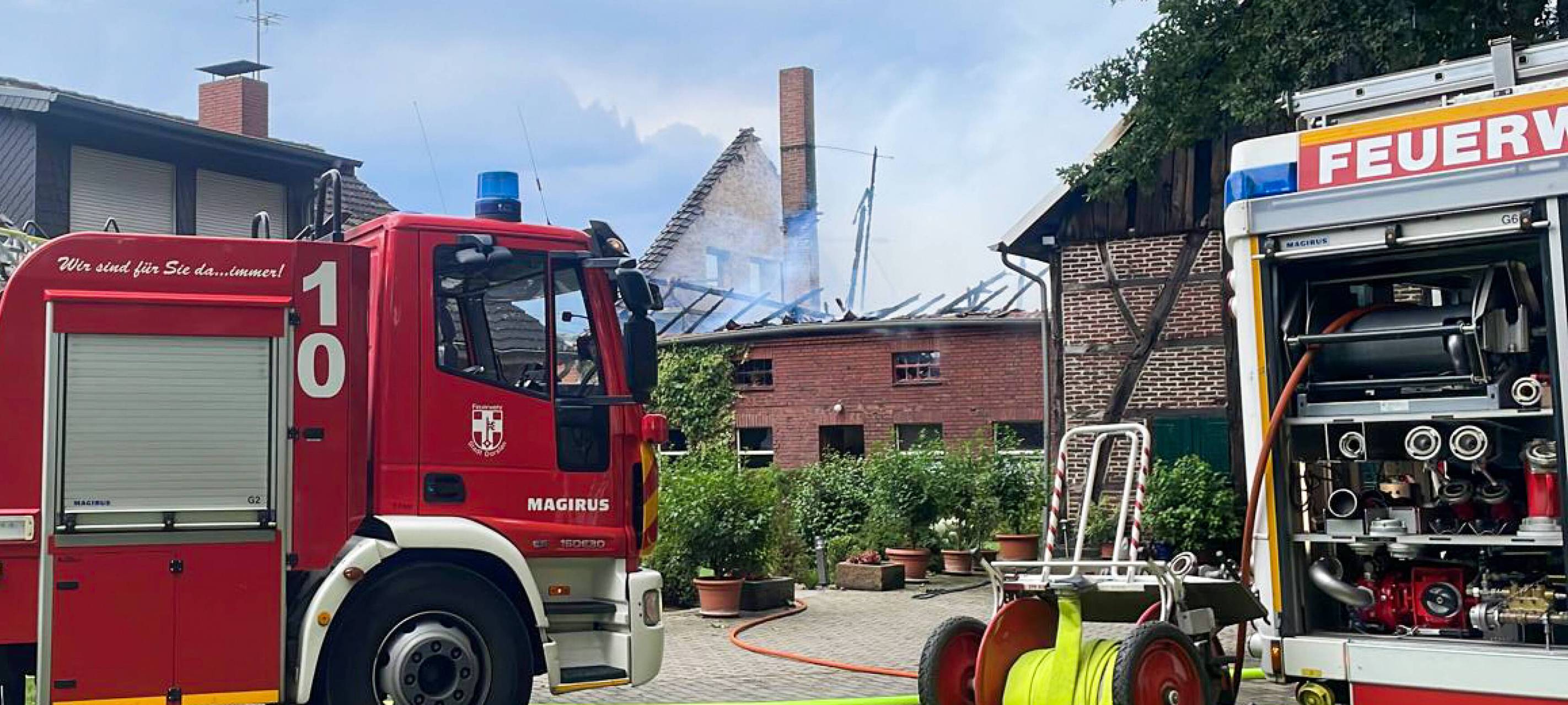 Rinderstall auf Bauernhof in Flammen
