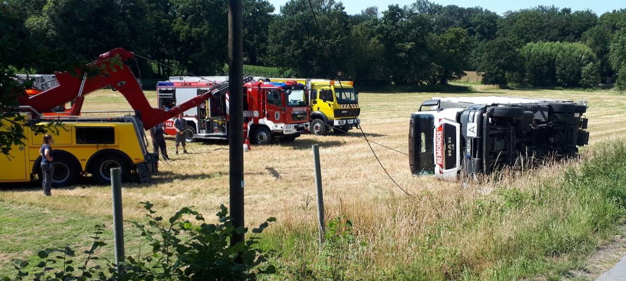 Müllauto kippt auf Stoppelfeld