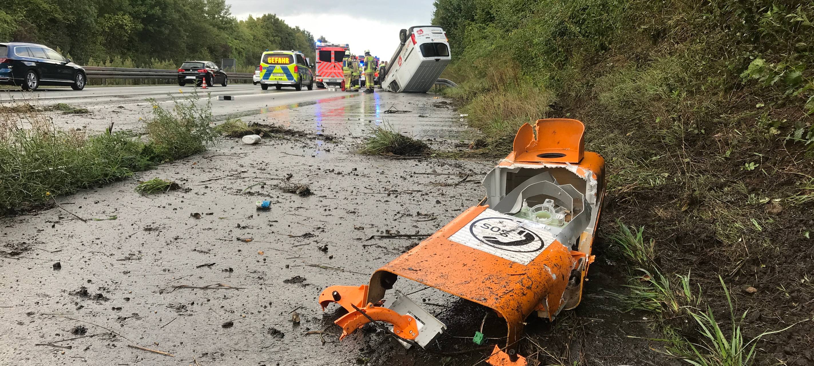 Unfall: Transporter liegt auf dem Dach