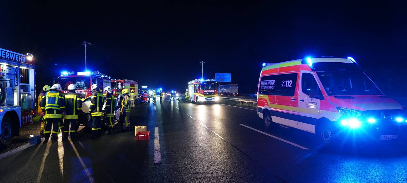 Feuerwehr und Rettungsdienst im Einsatz nach einem schweren Unfall auf der A2 bei Henrichenburg