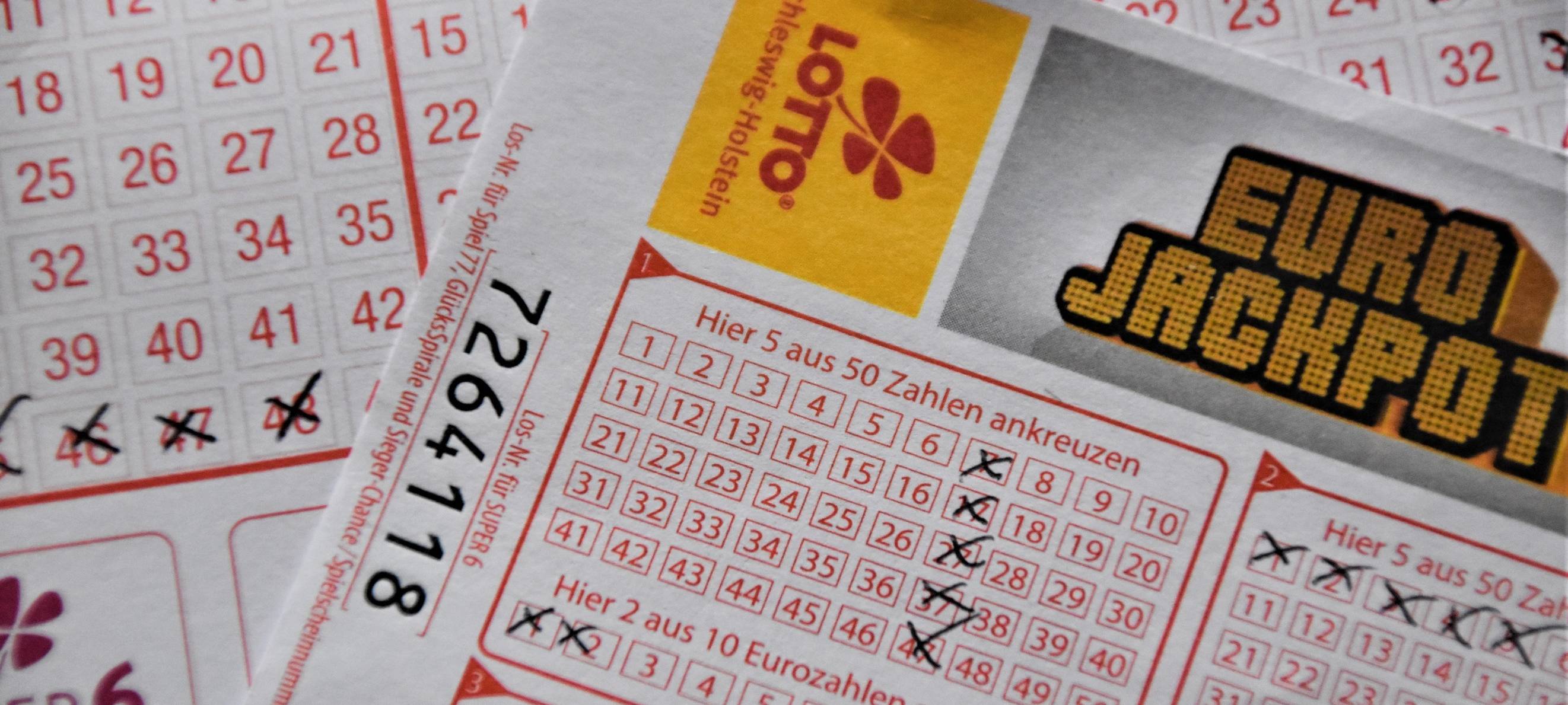 Einige ausgefüllte Lottoscheine liegen übereinander.