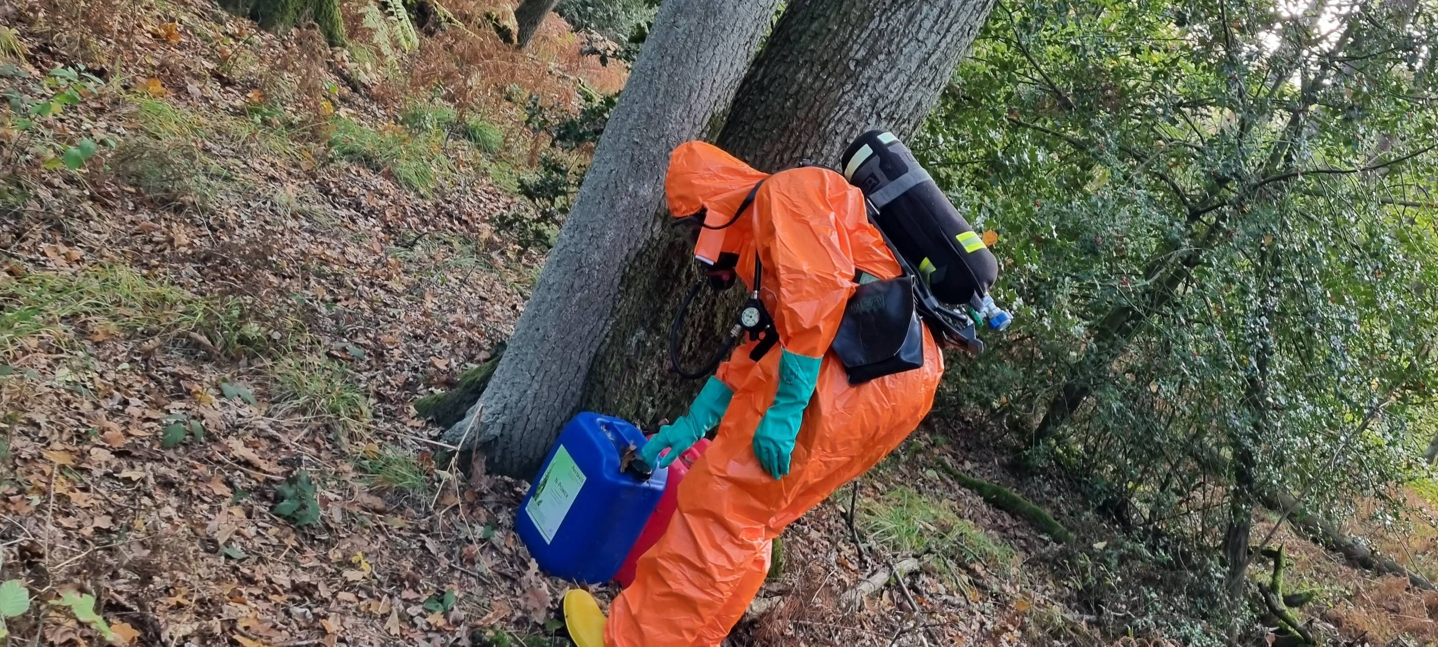 Feuerwehr Datteln mit Atemschutz und Schutzkleidung in der Haard