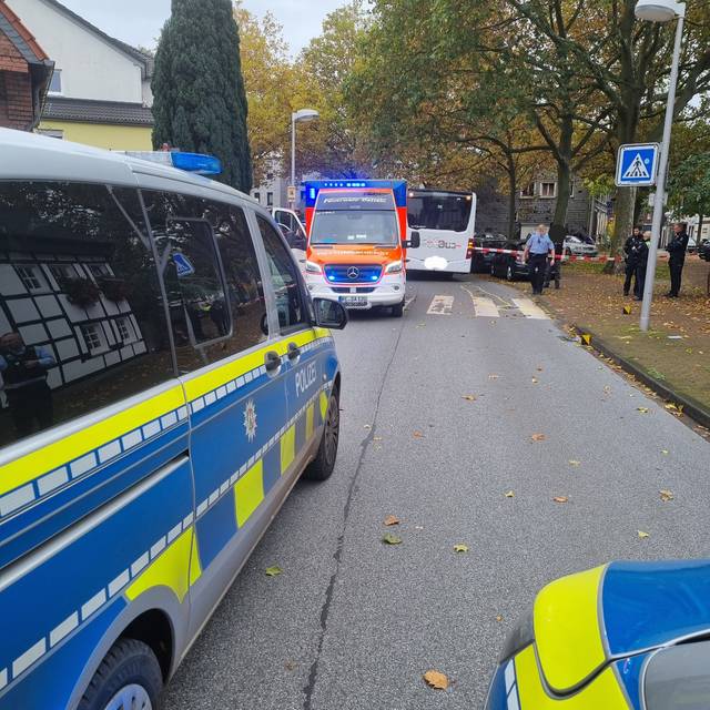 Polizei und Rettungswagen im Einsatz nach dem schweren Unfall zwischen einem Radfahrer und einem Linienbus.