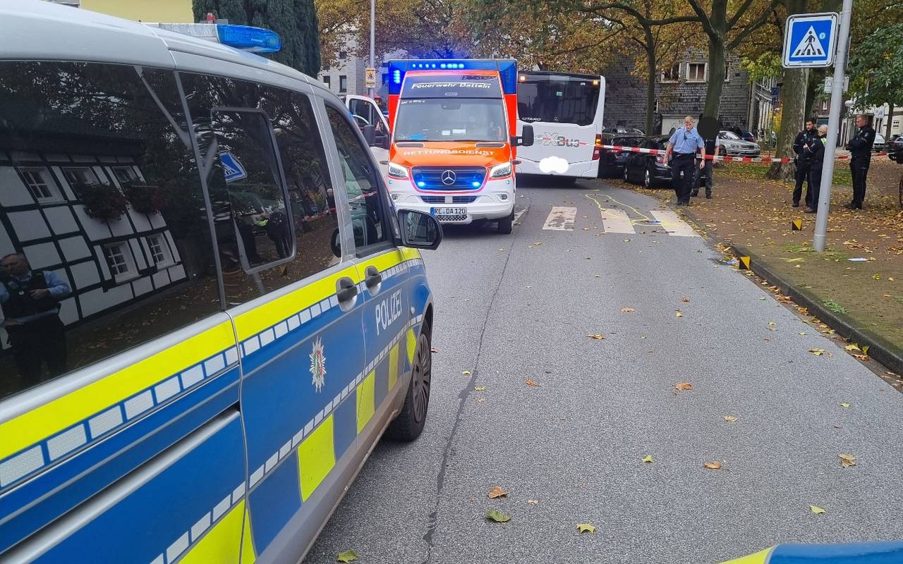 Polizei und Rettungswagen im Einsatz nach dem schweren Unfall zwischen einem Radfahrer und einem Linienbus.