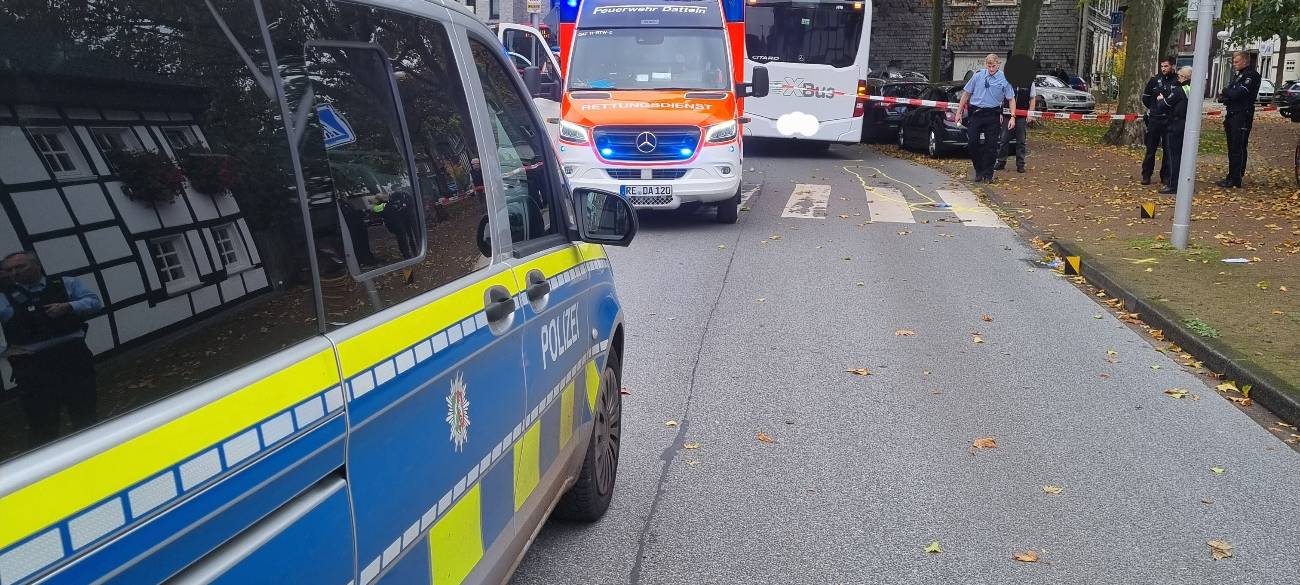 Polizei und Rettungswagen im Einsatz nach dem schweren Unfall zwischen einem Radfahrer und einem Linienbus.