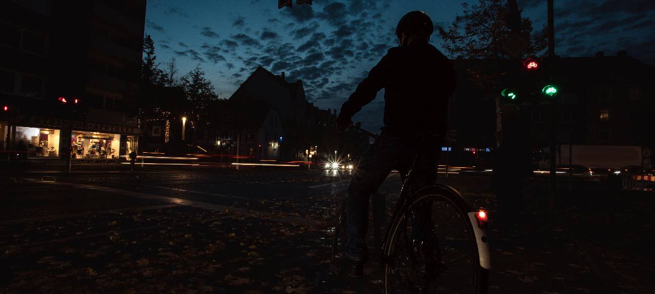 Fahrradfahrer im Dunkeln an einer Ampel im Kreis Recklinghausen unterwegs.