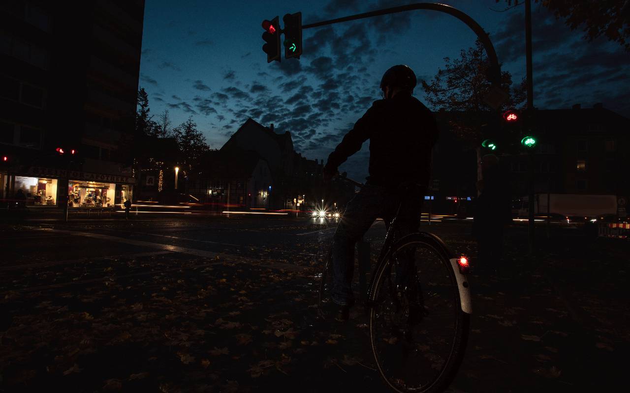 Fahrradfahrer im Dunkeln an einer Ampel im Kreis Recklinghausen unterwegs.