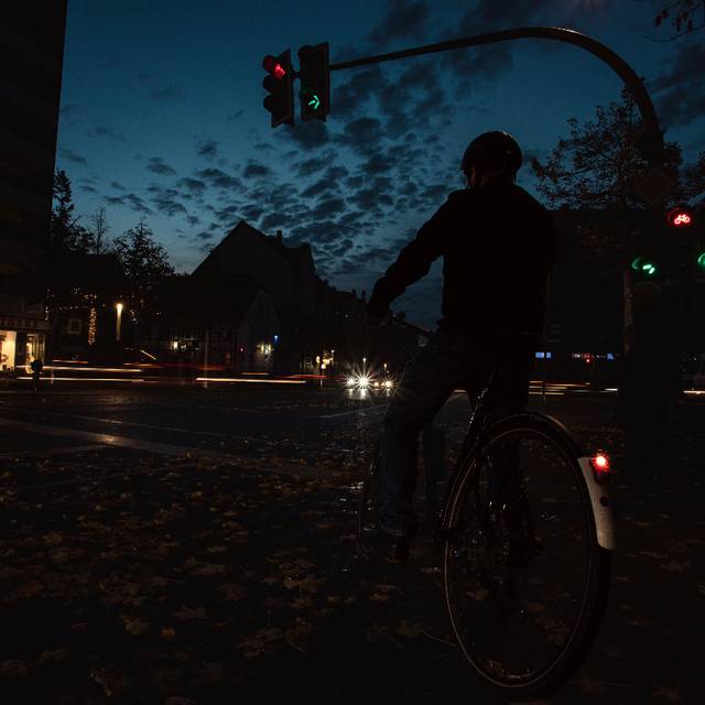 Fahrradfahrer im Dunkeln an einer Ampel im Kreis Recklinghausen unterwegs.