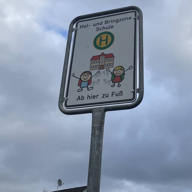 Ein Verkehrsschild markiert den Bereich der Elternhaltestelle