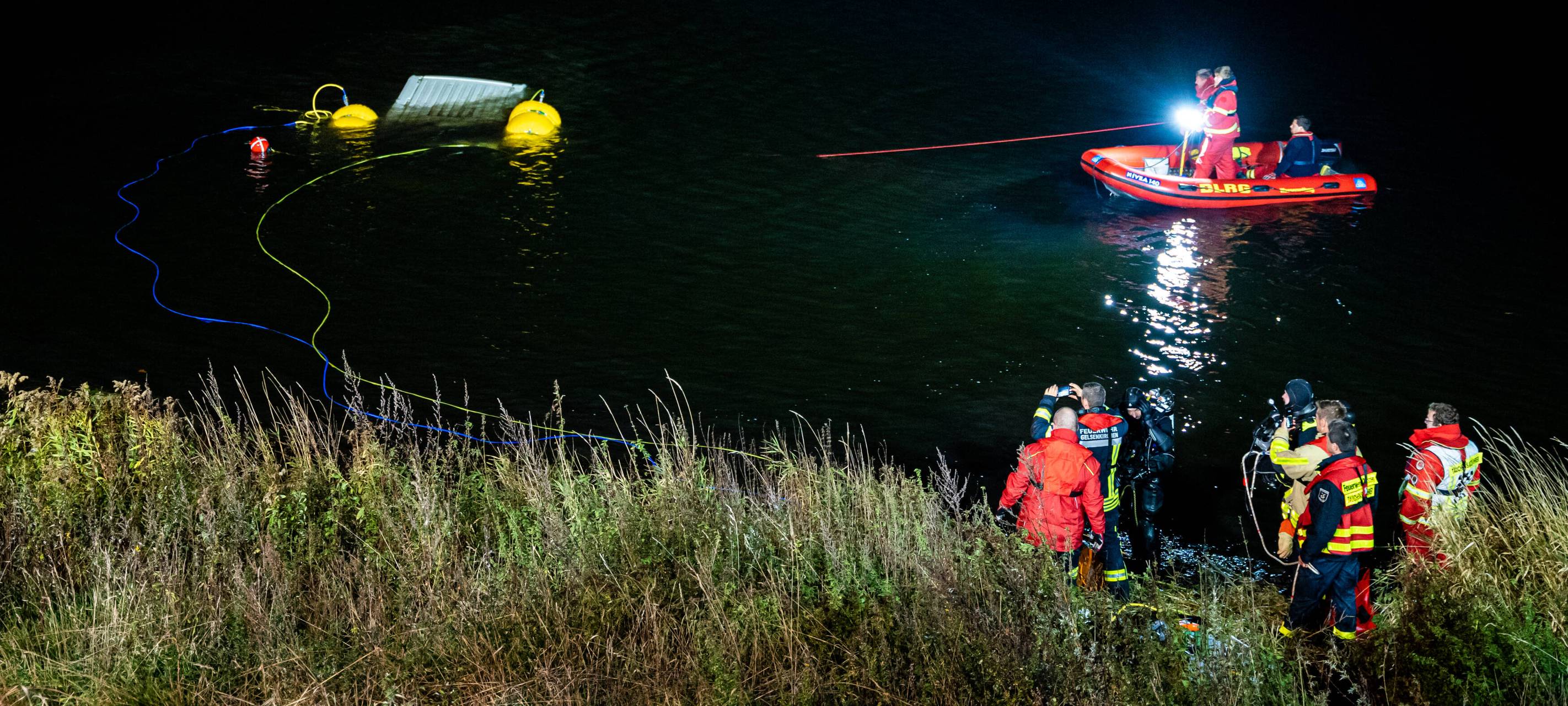 Feuerwehrtaucher bergen einen versunkenen Transporter aus der Lippe.
