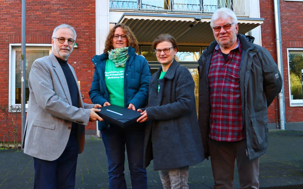 Mitglieder der "Bürgerinitiative zur Erhaltung des Grünzugs an der Backumer Straße" übergeben die Unterschriftensammlung im Hertener Rathaus