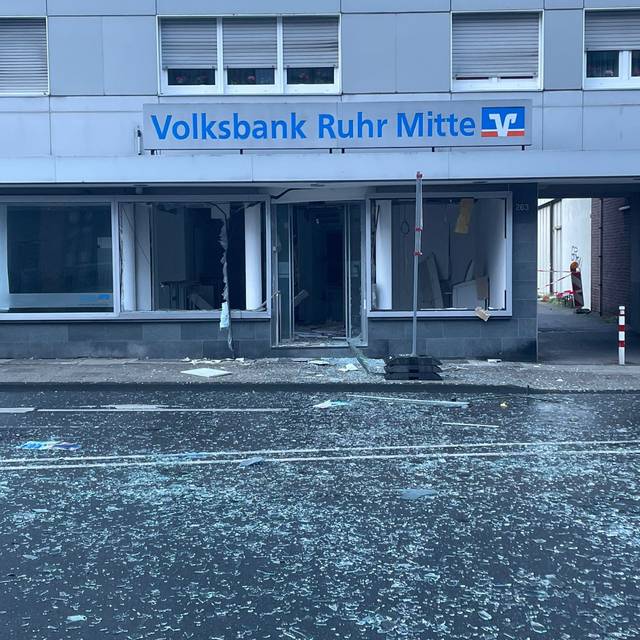 Die Volksbank-Filiale auf der Feldstraße in Herten ist völlig zerstört. Überall liegen Scherben auf der Straße.
