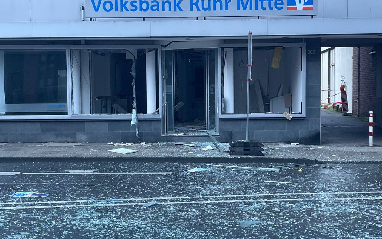 Die Volksbank-Filiale auf der Feldstraße in Herten ist völlig zerstört. Überall liegen Scherben auf der Straße.