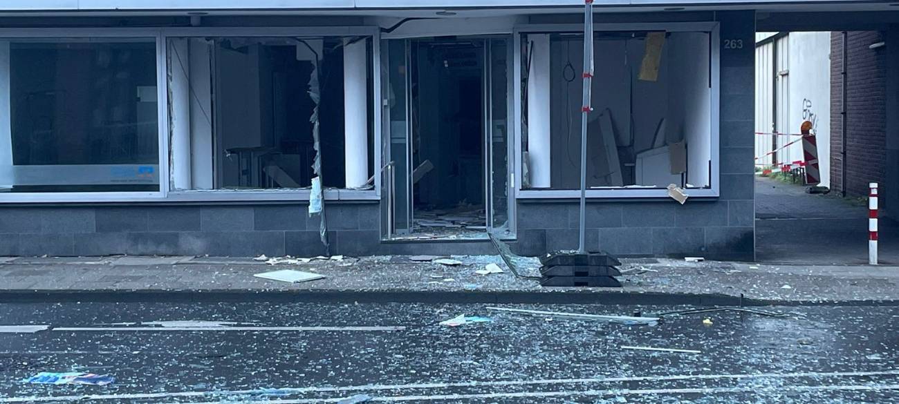 Die Volksbank-Filiale auf der Feldstraße in Herten ist völlig zerstört. Überall liegen Scherben auf der Straße.