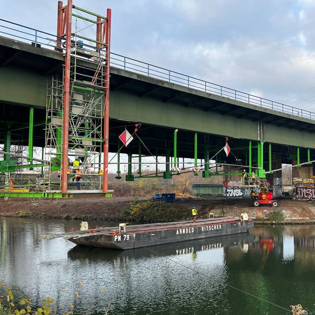 An der Emschertalbrücke an der A43 werden die Verstärkungsstreben für den Neubau angebracht.