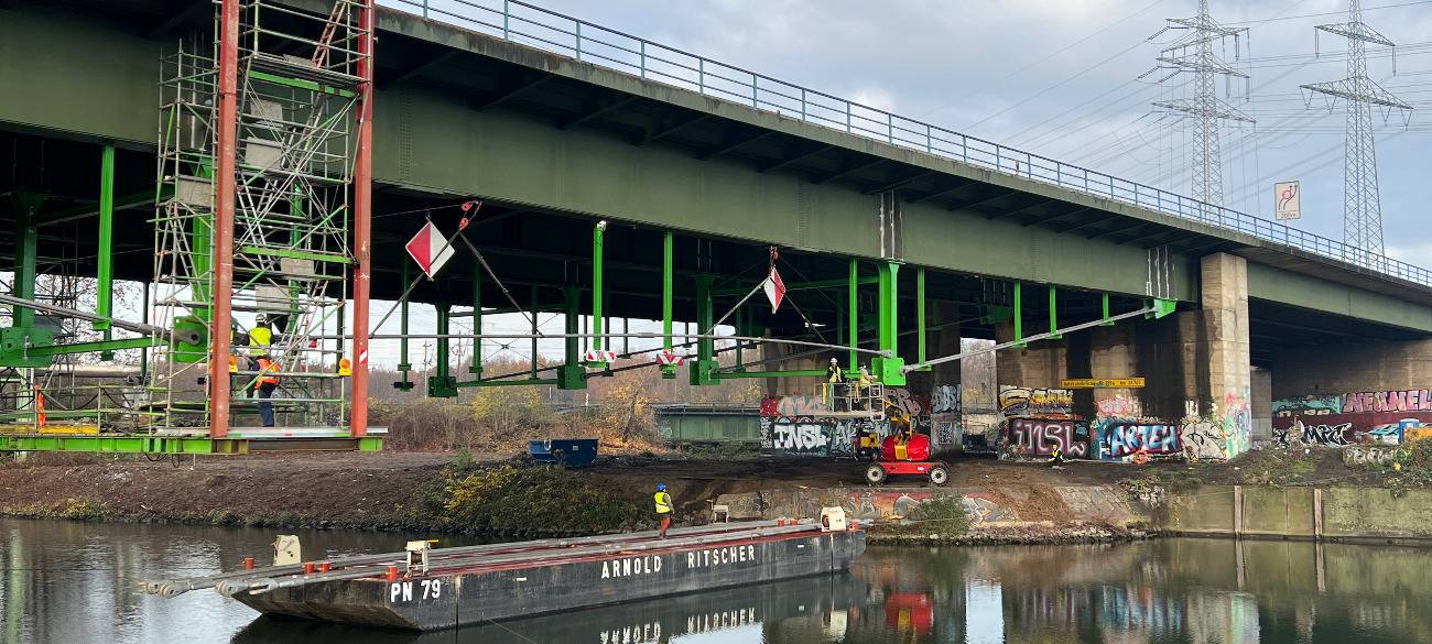 An der Emschertalbrücke an der A43 werden die Verstärkungsstreben für den Neubau angebracht.
