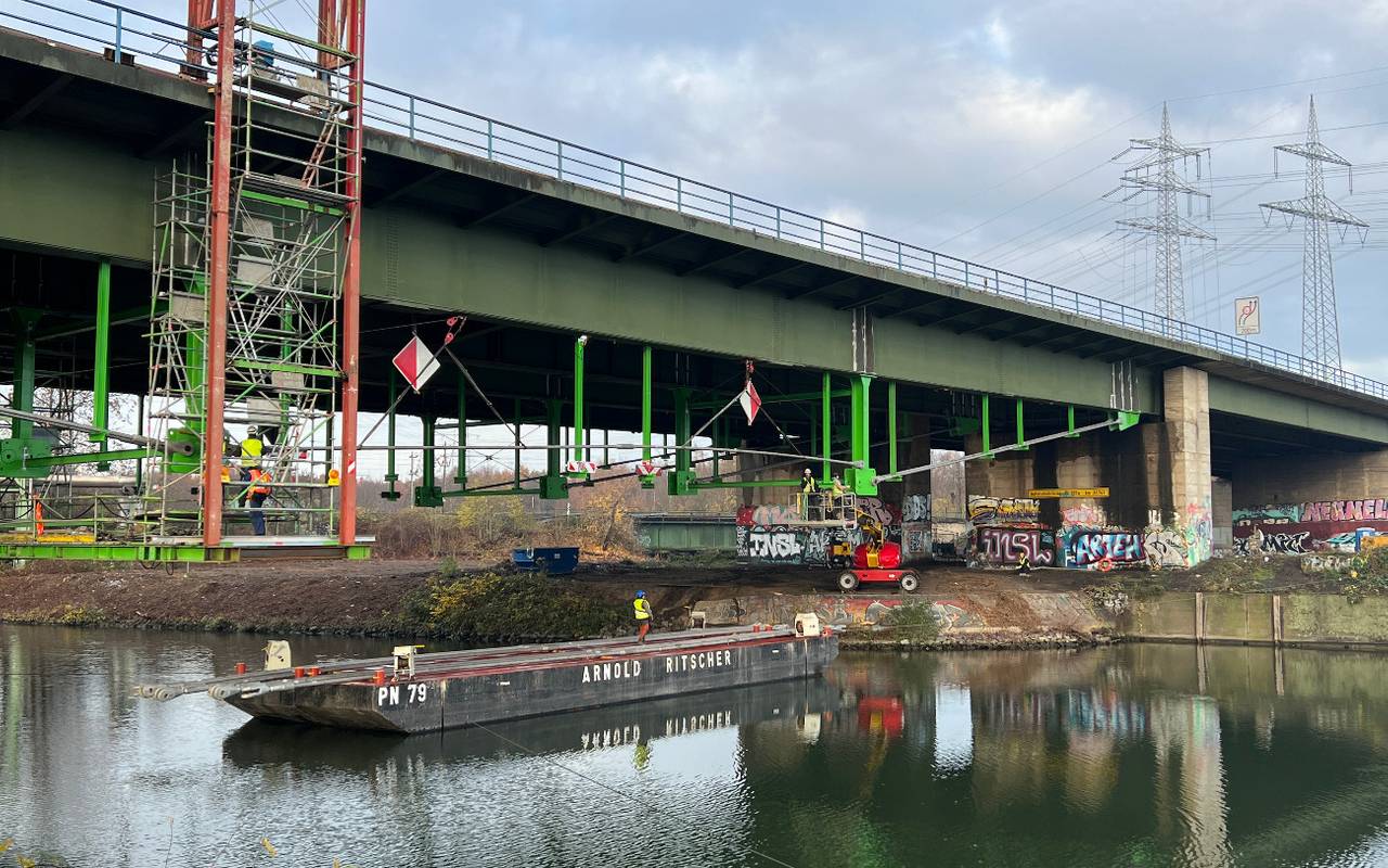 An der Emschertalbrücke an der A43 werden die Verstärkungsstreben für den Neubau angebracht.