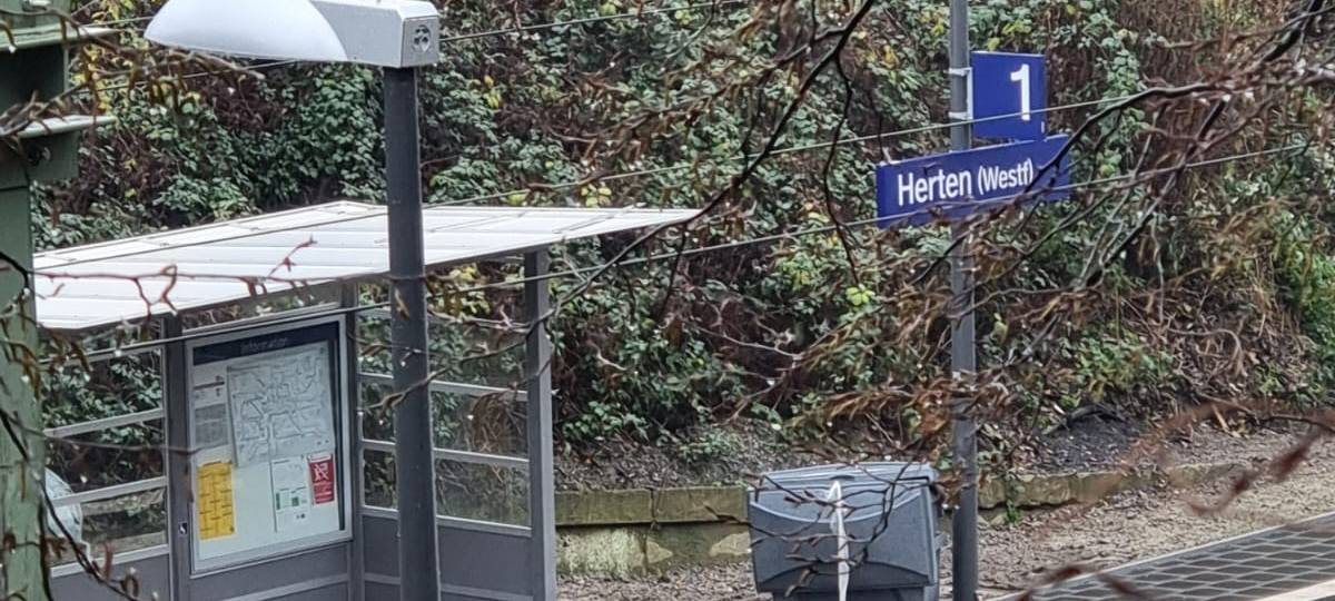 Der neue Bahnhaltepunkt Herten-Mitte mit dem Haltestellenschild.