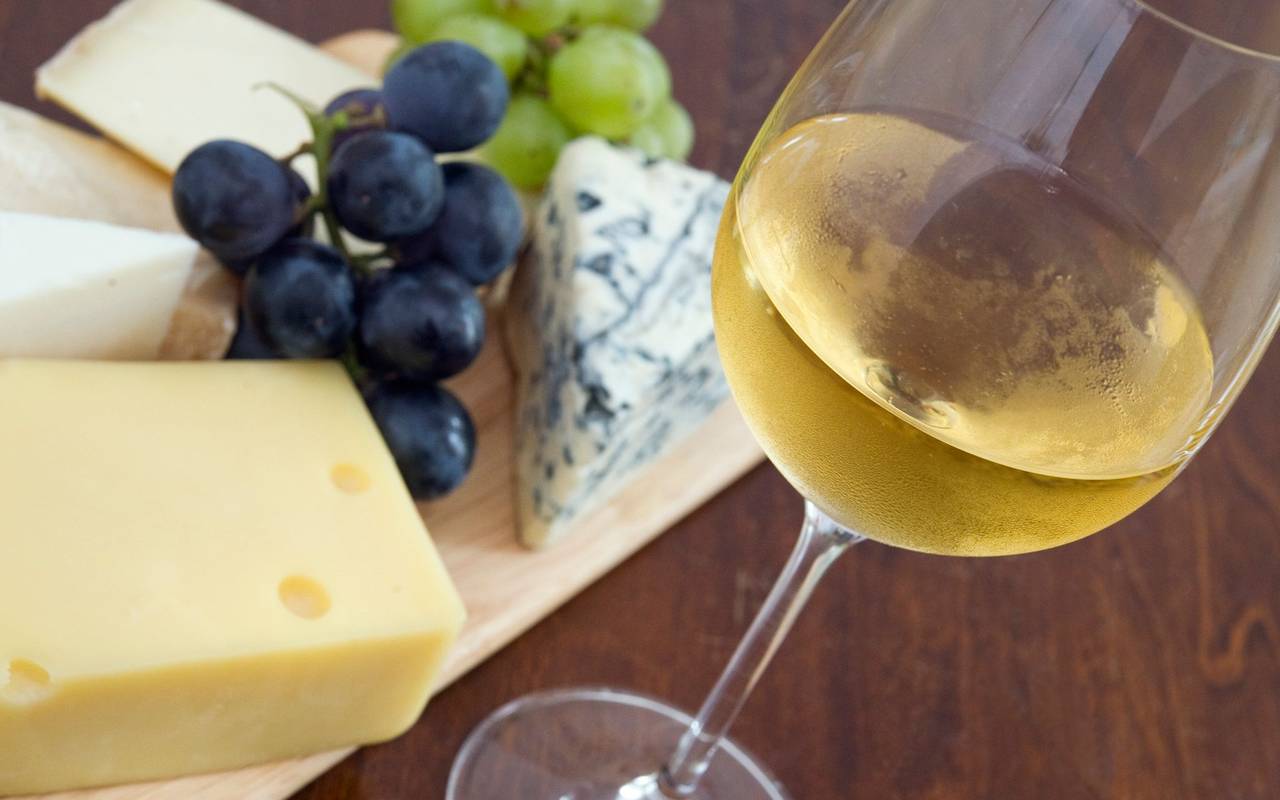 Säure ist der Feind des Käses, ansonsten passt Wein wunderbar.