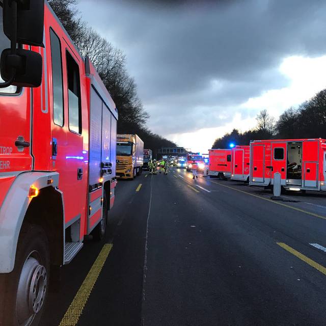 Mehrere Feuerwehr- und Rettungswagen waren nach dem Unfall auf der A2 im Einsatz.