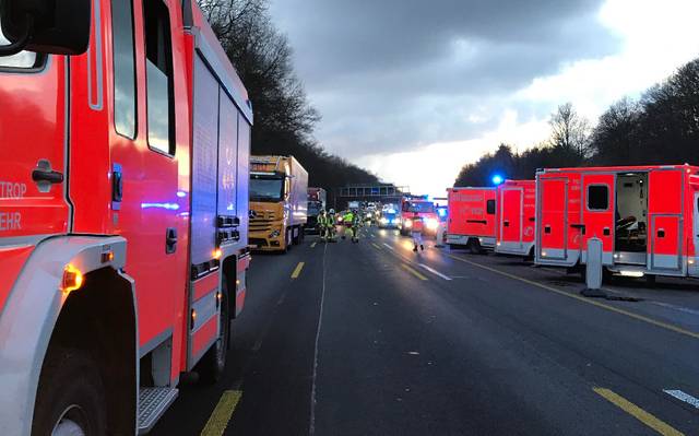 Mehrere Feuerwehr- und Rettungswagen waren nach dem Unfall auf der A2 im Einsatz.