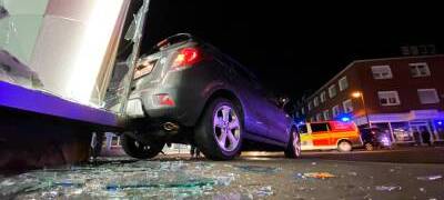 Bei dem Unfall in Marl landete ein Auto in einem angrenzenden Schaufenster.