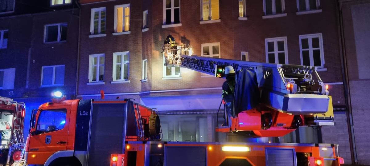 Die Feuerwehr Datteln musste die Anwohner per Drehleiter aus dem Haus retten.