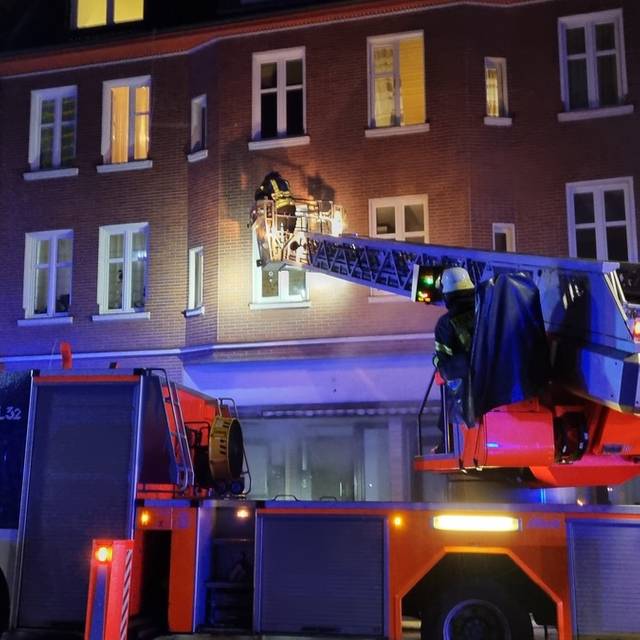Die Feuerwehr Datteln musste die Anwohner per Drehleiter aus dem Haus retten.