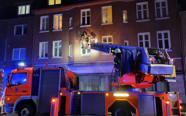 Die Feuerwehr Datteln musste die Anwohner per Drehleiter aus dem Haus retten.