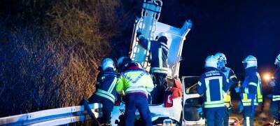 Die Feuerwehr trennt das Autodach ab, um den eingeklemmten Verletzten zu befreien.