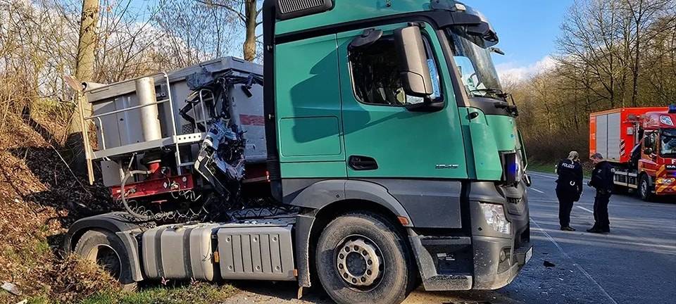 Ein LKW landete nach dem Unfall in Dorsten im Straßengraben.