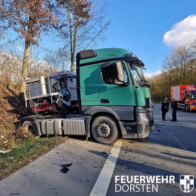 Ein LKW landete nach dem Unfall in Dorsten im Straßengraben.
