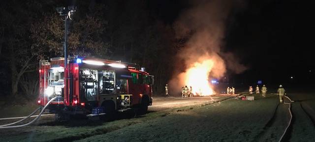 Die Feuerwehr Bottrop löscht mehrere brennende Strohballen.