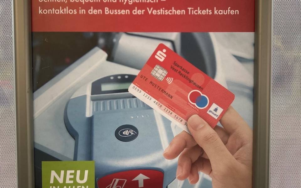 Die Vestische machen mit neuen Plakaten auf das neue Bargeldlose Bezahlen im Bus aufmerksam.