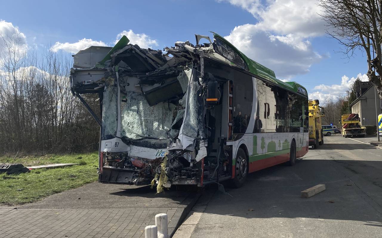 Bus nach Crash mit Wohnhaus in Castrop-Rauxel geborgen.
