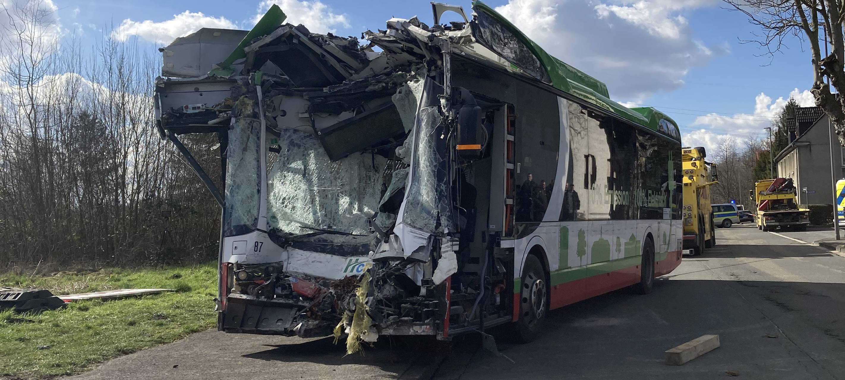 Bus nach Crash mit Wohnhaus in Castrop-Rauxel geborgen.
