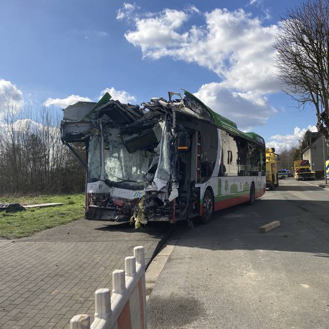 Bus nach Crash mit Wohnhaus in Castrop-Rauxel geborgen.